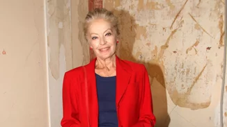 Μαρία Αλιφέρη | Με κόκκινο σακάκι και γόβες σε σπάνια θεατρική έξοδο