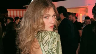 H Κλέλια Ανδριολάτου στο Φεστιβάλ Καννών | Το φόρεμα με παγιέτες που αναδεικνύει τους κοιλιακούς της