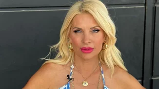 Η Ελένη Μενεγάκη φωτογραφίζεται αγκαλιά με τον γιο της Ρούλας Σταματοπούλου στην πιο χαριτωμένη φωτογραφία