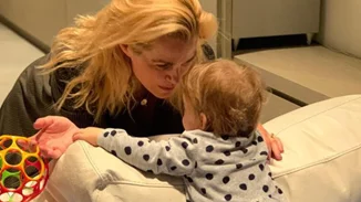 Τζένη Μπότση | Φωτογραφίζει τη 2 ετών κόρη της να διαβάζει πριν κοιμηθεί