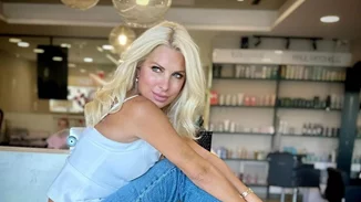 Η Ελένη Μενεγάκη με τα φυσικά της μαλλιά στο αεροδρόμιο | Η πρώτη εμφάνιση on camera μετά την αποχώρηση από το Mega