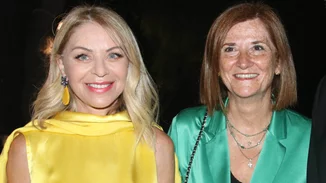 Έλλη Στάη | Δες τι φόρεσε σε βραδινή έξοδο με τη συμπεθέρα της, Βένια Παπαθανασοπούλου