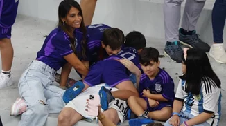 Ο Μessi χάθηκε στην αγκαλιά των παιδιών του μετά τον θρίαμβο - Τα δάκρυα της μητέρας του και η τρυφερή αγκαλιά [εικόνες - βίντεο]