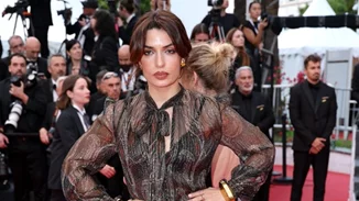 Η Τόνια Σωτηροπούλου με αέρινο 70s inspired Saint Laurent φόρεμα στο Φεστιβάλ Καννών