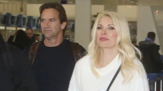 Ελένη Μενεγάκη & Μάκης Παντζόπουλος με ασορτί sneakers στο αεροδρόμιο