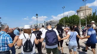 Μίκης Θεοδωράκης | Δεκάδες τουρίστες χόρεψαν τον "Ζορμπά" μπροστά στον Λευκό Πύργο (vid)