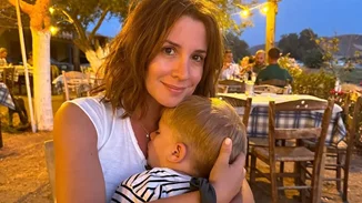 Στην κουζίνα με τον γιο της η Νίκη Λυμπεράκη | Το γλυκό που έφτιαξαν είναι ό,τι χρειάζεσαι για τις απογευματινές λιγούρες