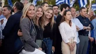 Μαρέβα Γκραμπόφσκι | Η τρυφερή φωτογραφία με τις κόρες της στην ομιλία του Κυριάκου Μητσοτάκη