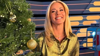 Η Ζέτα Μακρυπούλια σού δείχνει πως να φορέσεις το χρυσό πουκάμισο αυτές τις γιορτές