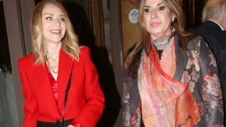 Έλλη Στάη | Η κομψή εμφάνιση στο θέατρο με τη φίλη της, Μίνα Παπαθεοδώρου Βαλυράκη