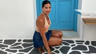 Chic και ανέμελη η Σταματίνα Τσιμτσιλή | Οικογενειακή εξόρμηση σε παραλία της Πάρου