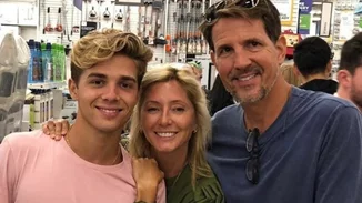 Νυχτοπερπατήματα για τον γιο της Μαρί Σαντάλ και του Παύλου| Με λαμέ σακάκι και χρυσά κοσμήματα