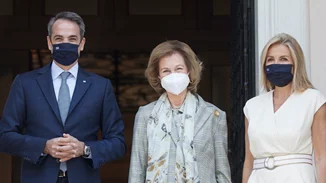 Βασίλισσα Σοφία | Η συνάντηση με τον Κυριάκο και τη Μαρέβα Μητσοτάκη και οι ενδυματολογικές επιλογές των κυριών