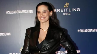 Θέλεις ένα ζευγάρι μποτάκια που ταιριάζουν με τα πάντα; Η Χριστίνα Μπόμπα φόρεσε το ιδανικό σχέδιο