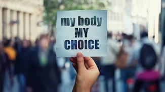 Οι ΗΠΑ φλέγονται | Θύελλα αντιδράσεων για την κατάργηση του δικαιώματος στις αμβλώσεις