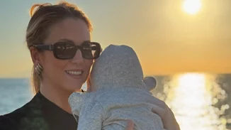 Η Φωτεινή Πετρογιάννη κάνει baby swimming με τον γιο της | "Πρώτο μάθημα για το δελφινάκι μου"