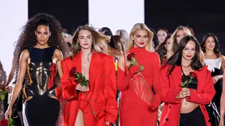 Παρίσι | Οι διάσημες που έλαμψαν στο catwalk του Le Défilé της L'Oréal Paris