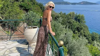 Η Ελένη Μενεγάκη επέλεξε το πιο κομψό και διαχρονικό beach cover up