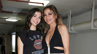 Μελίνα Νικολαΐδη | Βραδινή έξοδος με τη μητέρα της, Δέσποινα Βανδή στην πιο όμορφη ταράτσα στου Ψυρρή