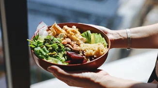 Τι να μαγειρέψω σήμερα; Η πιο δροσερή σαλάτα για τις ημέρες του καύσωνα