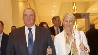 Νατάσα Παζαΐτη | Σε δείπνο με τον σύζυγό της Κώστα Καραμανλή - Η εμφάνιση με παγιέτες