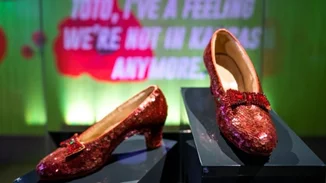 Τα ρουμπινί γοβάκια από την ταινία "Ο Μάγος του Οζ" σε παγκόσμια περιοδεία