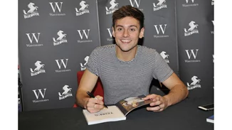 Ο Tom Daley λανσάρει σειρά πλεκτών ρούχων μετά το viral βίντεο στους Ολυμπιακούς Αγώνες