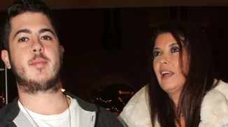 Σοφία Αλιμπέρτη | Φωτογραφίζει τον μεγαλύτερο γιο της, Μιχαήλ Βαρθακούρη, στην Πάρο