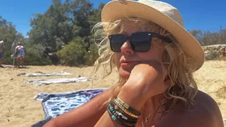 Στιγμές ξεγνοιασιάς στην Πάρο για την Αγγελική Νικολούλη - Το total black look της