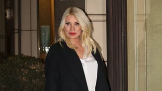 Ελένη Μενεγάκη | Για ψώνια στην Κηφισιά με το απόλυτο κόκκινο κραγιόν (εικόνες)