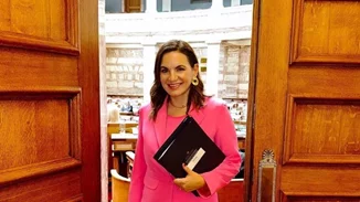 Όλγα Κεφαλογιάννη | Η κομψή εμφάνισή της στα ροζ στη Βουλή