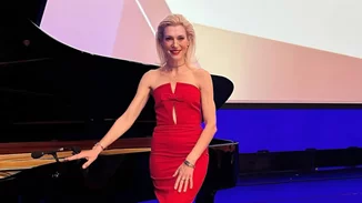 Νονά στα λευκά η Ζέτα Δούκα | Το τέλειο look αν βαφτίζεις μωρό μες στο καλοκαίρι