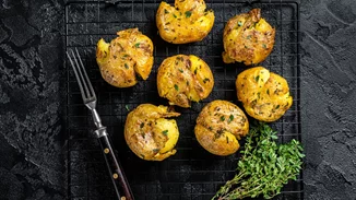 Οι πιο υγιεινές και τραγανές smashed πατάτες χρειάζονται μόλις 3 υλικά