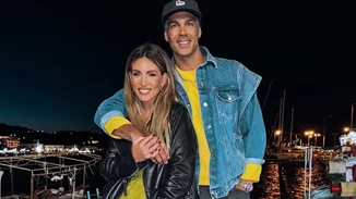 "Λιώνει για τον Μπρούνο της" | Η Αθηνά Οικονομάκου χορεύει μες στο αμάξι, ενώ ο σύντροφός της τραγουδά στα ισπανικά