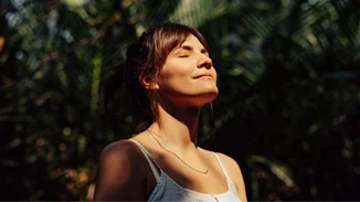 Πώς θα αποκτήσεις ενυδατωμένο δέρμα και λαμπερό πρόσωπο με ένα μόνο προϊόν