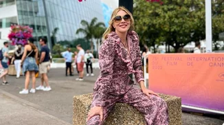 Η Σμαράγδα Καρύδη ποζάρει στην παραλία με πράσινο μπικίνι και κοιλιακούς που εντυπωσιάζουν