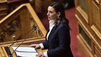 Όλγα Κεφαλογιάννη | Με τα δίδυμα παιδιά της μπροστά από το χριστουγεννιάτικο δέντρο του σπιτιού τους