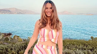 Καλοκαιρινή διάθεση | Η Ελιάνα Χρυσικοπούλου με λευκό μπινίκι δίπλα στην πισίνα