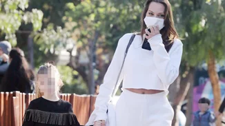 Υβόννη Μπόσνιακ | Με total while look σε βόλτα με τον Αντώνη Ρέμο και την κόρη τους