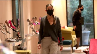 H Sarah Jessica Parker φόρεσε το παντελόνι φόρμας με Mary-Janes