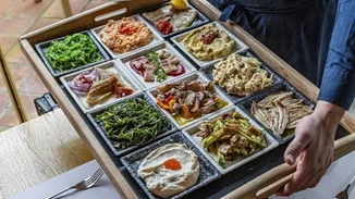 Οι 14 καλύτερες ψαροταβέρνες στην Αθήνα, δίπλα ή και πολύ μακριά από το κύμα