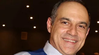 Ο Κρατερός Κατσούλης απαντά στις φήμες που τον θέλουν να έχει σχέση με συνεργάτιδά του