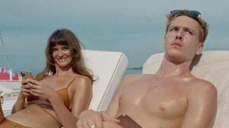 To Tρίγωνο της Θλίψης | Όταν η καλλονή πρωταγωνίστρια της ταινίας, Charlbi Dean, άφηνε την τελευταία της πνοή τον περασμένο Αύγουστο