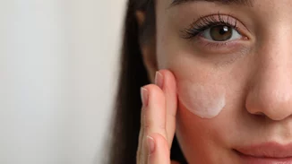 4 αποτελεσματικά tips για να περιορίσεις την ερυθρότητα στο πρόσωπό σου