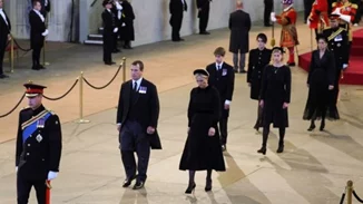 Βασίλισσα Ελισάβετ | Με στολή στην αγρυπνία Ουίλιαμ και Χάρι - Γύρω από το φέρετρό της όλα τα εγγόνια