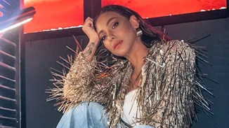 Ευρυδίκη Βαλαβάνη | Χαλαρώνει στην πισίνα φορώντας animal print μαγιό