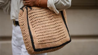 Αυτή η πλεκτή shopper τσάντα από ρατάν είναι το item που θα φέρει αέρα γαλλικής Ριβιέρας στο προσωπικό σου στιλ