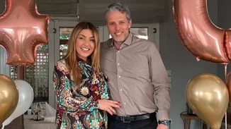 'Ελενα Παπαρίζου - Ανδρέας Καψάλης | "Ανοίγουν" το σπίτι τους και ποζάρουν αγκαλιά (εικόνες, βίντεο)