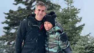 "Xιόνιιιιι" | Η αγκαλιά της Σίας Κοσιώνη και του Κώστα Μπακογιάννη στο χιονισμένο Καρπενήσι