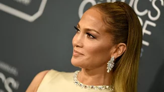 H Jennifer Lopez αναβίωσε ένα χτένισμα από ένα 00s video clip της